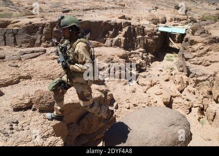 Photo du dossier - la photo du document publiée par l'armée française le 14 mars montre que les forces terrestres françaises s'emparent du camp des Rochres dans les montagnes de l'Adrar des Ifoghas, dans le nord du Mali, le 8 mars 2013. L'Adrar des Ifoghas, l'une des chaînes de montagne les plus interdites de Africas, est située dans la région de Kidal, au nord du Mali, près de la frontière algérienne. Les soldats français transportant plus de 50 kilogrammes d’équipement traversent la chaleur de 45 degrés Celsius et la zone rocheuse accidentée qu’ils ont surnommée « planète Mars. - l'armée française a annoncé la « neutralisation » au Mali, par la force Barkhane de Bah ag Moussa, milita Banque D'Images