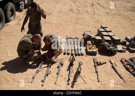 Photo du dossier - la photo du document publiée par l'armée française le 14 mars 2013 montre des soldats français inspectant des armes et des munitions dans un laboratoire d'IED trouvé dans la région de Mettatai, dans le nord du Mali, le 7 mars 2013. La France, ancien dirigeant colonial du Mali, a commencé la campagne en janvier, craignant que la région ne devienne un paradis terroriste. Mais les combats se sont durcissent et les forces françaises ne sont pas encore prêtes à se retirer. - l'armée française a annoncé la « neutralisation » au Mali, par la force Barkhane de Bah ag Moussa, chef militaire du rassemblement pour la victoire de l'Islam et des musulmans (RVIM), un groupe affil Banque D'Images