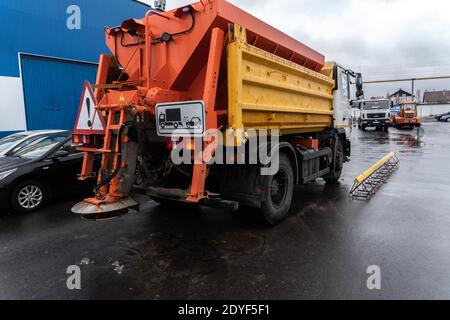 Équipement de déneigement arrosez la route de sable et de sel Banque D'Images