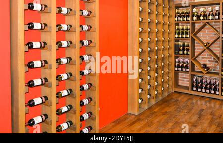 Balaklava, Crimée, Russie-2 juin 2018 : stockage de bouteilles de vin sur des étagères en bois dans une boutique de vin. Bouteilles de vin à collectionner Banque D'Images