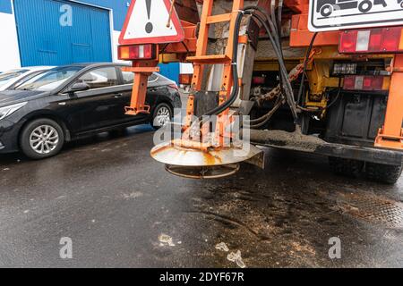 La machine qui arrose le sel sur la route de Winte Banque D'Images