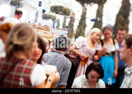 Fêtards fêtent l'octobre (Oktoberfest) à l'intérieur des tentes sur Theresienwiese. Banque D'Images