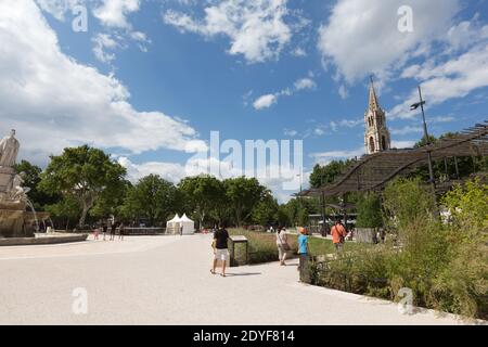 France Nîmes Esplanade Charles-de-Gaulle parc avec fontaine Fontaine Pradier et église ƒglise Sainte Perptue Banque D'Images