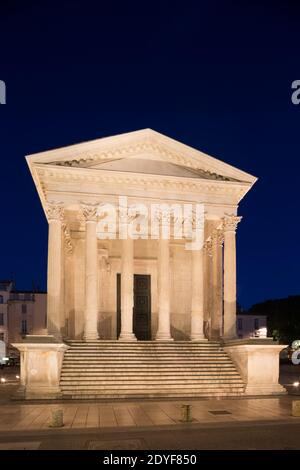 France Nîmes la Maison Carree sur la place de la Comédie est un temple romain qui a été érigé à l'époque d'Auguste entre 20 et 12 av. J.-C. Banque D'Images