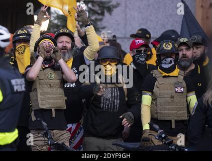 Washington, États-Unis. 25 décembre 2020. Les partisans des « fiers garçons » du président Trump crient devant les contre-manifestants lors d'un rassemblement pro-Trump à Washington, DC, le samedi 12 décembre 2020. De grands groupes, qui soutiennent le président Donald Trump, marchent sur la capitale de la nation alors qu'ils allèguent, sans preuve, que le président élu Joe Biden a volé l'élection américaine de Donald Trump. Photo de Kevin Dietsch/UPI crédit: UPI/Alay Live News Banque D'Images