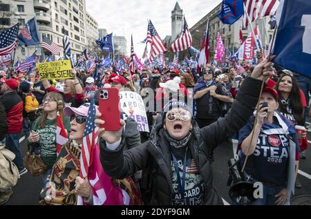 Washington, États-Unis. 25 décembre 2020. Les partisans de Trump se rassemblent sur Pennsylvania Avenue à Washington, DC, le samedi 12 décembre 2020. De grands groupes, qui soutiennent le président Donald Trump, marchent sur la capitale de la nation alors qu'ils allèguent, sans preuve, que le président élu Joe Biden a volé l'élection américaine de Donald Trump. Photo de Kevin Dietsch/UPI crédit: UPI/Alay Live News Banque D'Images