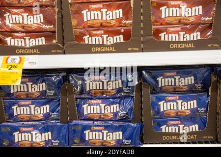 Arnotts Tim Tam biscuits en vente au supermarché australien, à la fois Tim tam Original et Tim tam double manteau, Australie Banque D'Images