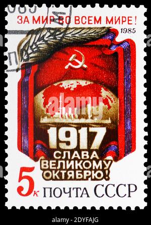 MOSCOU, RUSSIE - 25 MAI 2019: Timbre-poste imprimé en Union soviétique (Russie) montre drapeau, Globe, Cruiser 'Aurora', révolution d'octobre, 68e anniversaire Banque D'Images