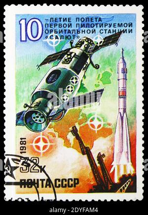 MOSCOU, RUSSIE - 25 MAI 2019 : timbre-poste imprimé en Union soviétique (Russie) consacré au 10e anniversaire de la première station spatiale habitée, série, vers Banque D'Images