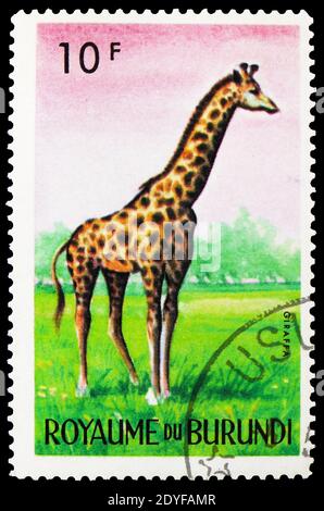 MOSCOU, RUSSIE - 25 MAI 2019 : le timbre-poste imprimé au Burundi montre Giraffe (Giraffa camelopardalis), série animaux, vers 1964 Banque D'Images