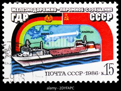 MOSCOU, RUSSIE - 25 MAI 2019: Timbre-poste imprimé en Union soviétique (Russie) consacré à l'ouverture de l'URSS - GDR ferry de chemin de fer, jalons et important Banque D'Images