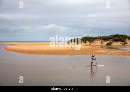 Sydney, Australie. Samedi 26 décembre 2020 lendemain de Noël, les restrictions COVID 19 restent en vigueur sur les plages du nord de Sydney, ceux au nord de Narrabeen sont soumis aux restrictions les plus strictes de confinement de la zone rouge, photographiés l'homme local profite de pouvoir quitter la maison pour faire de l'exercice. Credit martin.berry@alamy Live news. Credit: martin Berry/Alay Live News Banque D'Images