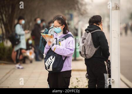 Changsha, province chinoise du Hunan. 26 décembre 2020. Un candidat lit à l'extérieur d'un site d'examen à l'Université Central South à Changsha, dans la province de Hunan, au centre de la Chine, le 26 décembre 2020. L'examen d'admission de troisième cycle en Chine a débuté samedi. Credit: Chen Sihan/Xinhua/Alay Live News Banque D'Images