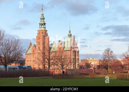 Copenhague, Danemark - 10 décembre 2017 : les jardins du château de Rosenborg ou Kongens ont vue. Littéralement le Kings Garden est le parc le plus ancien et le plus visité Banque D'Images