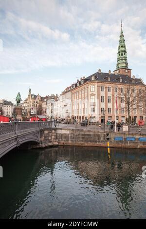 Copenhague, Danemark - 10 décembre 2017 : vue sur la rue avec le pont Hojbro et la place d'Agnete et la statue de bronze sous-marine de Merman. Peut Slotsholm Banque D'Images