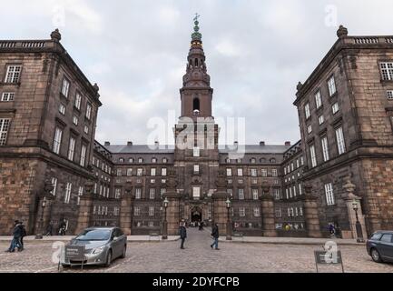 Copenhague, Danemark - 10 décembre 2017 : les touristes se trouvent en face du palais de Christiansborg, un palais et un bâtiment du gouvernement sur l'îlot de Slotsholmen Banque D'Images