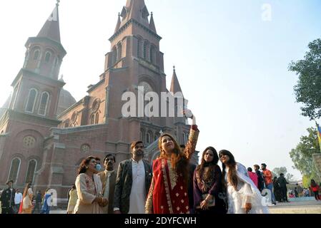 Lahore, Pakistan. 25 décembre 2020. Les fidèles chrétiens assistent à la prière spéciale de la messe de Noël lors des célébrations de l'église de la cathédrale du Sacré-cœur. (Photo de Rana Sajid Hussain/Pacific Press) Credit: Pacific Press Media production Corp./Alay Live News Banque D'Images