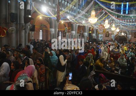 Lahore, Pakistan. 25 décembre 2020. Les fidèles chrétiens assistent à la prière spéciale de la messe de Noël lors des célébrations de l'église de la cathédrale du Sacré-cœur. (Photo de Rana Sajid Hussain/Pacific Press) Credit: Pacific Press Media production Corp./Alay Live News Banque D'Images