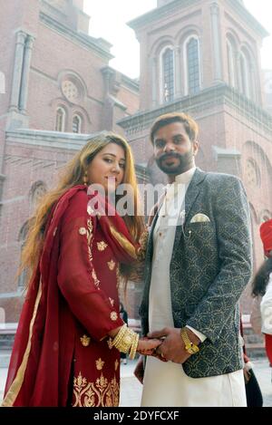 Lahore, Pakistan. 25 décembre 2020. Les fidèles chrétiens assistent à la prière spéciale de la messe de Noël lors des célébrations de l'église de la cathédrale du Sacré-cœur. (Photo de Rana Sajid Hussain/Pacific Press) Credit: Pacific Press Media production Corp./Alay Live News Banque D'Images