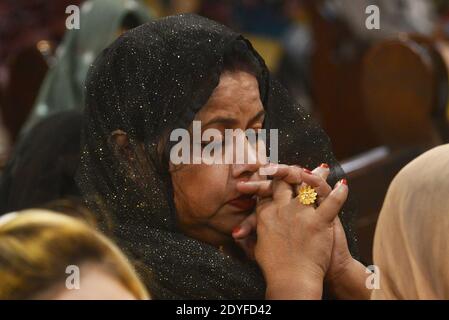 Lahore, Pakistan. 25 décembre 2020. Les fidèles chrétiens assistent à la prière spéciale de la messe de Noël lors des célébrations de l'église de la cathédrale du Sacré-cœur. (Photo de Rana Sajid Hussain/Pacific Press) Credit: Pacific Press Media production Corp./Alay Live News Banque D'Images