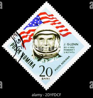 MOSCOU, RUSSIE - 25 MAI 2019 : le timbre-poste imprimé en Roumanie montre John Glenn, série d'astronautes et de cosmonautes, vers 1963 Banque D'Images