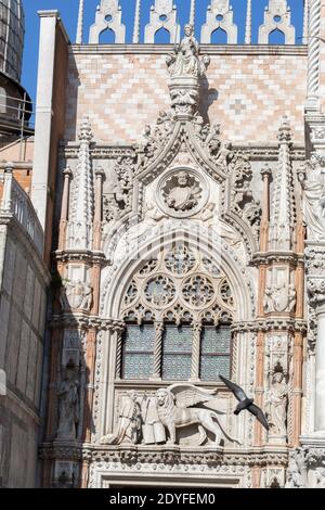 Venise Italie le Lion de St Marc sur la plate-forme centrale au-dessus de l'entrée principale, ou 'Porta della Carta'. Banque D'Images