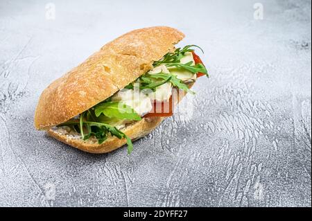 Sandwich au fromage Camembert frais, marmelade de poire, ricotta et arugula. Arrière-plan gris. Vue de dessus. Espace pour le texte Banque D'Images