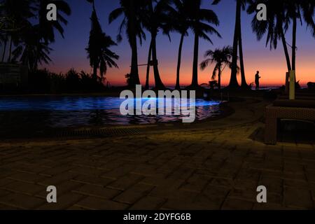 Boracay, Philippines - 27 janvier 2020 : la piscine est illuminée la nuit sur fond de ciel nocturne. Plage de Diniwid au coucher du soleil. Banque D'Images