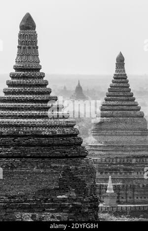 Temples à Bagan, Myanmar au coucher du soleil Banque D'Images