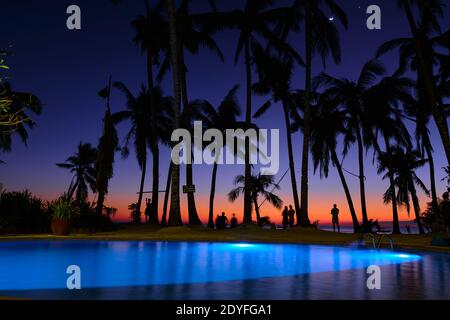 Boracay, Philippines - 27 janvier 2020 : la piscine est illuminée la nuit sur fond de ciel nocturne. Plage de Diniwid au coucher du soleil. Banque D'Images