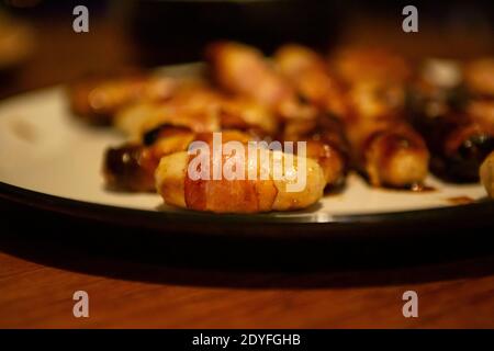 Cochons dans des couvertures sur une assiette Banque D'Images