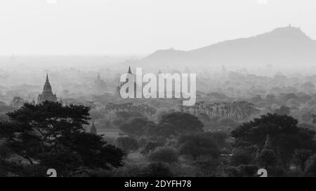 Silhouettes des temples à Bagan, Myanmar Banque D'Images