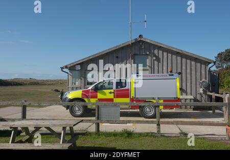 Véhicule d'incendie et de sauvetage Tresco héliport stationné au terminal de l'héliport sur l'île de Tresco dans les îles de Scilly, Angleterre, Royaume-Uni Banque D'Images