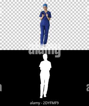 Je pense que la femme médecin utilise son smartphone, Alpha Channel avec Banque D'Images