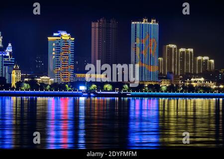 Blagoveshchensk, Russie - 25 juin 2020 : vue de la ville chinoise de Heihe depuis le remblai de la ville de Blagoveshchensk. Lumières de la ville nocturne Banque D'Images