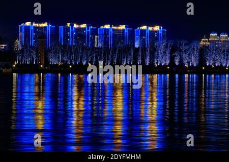 Blagoveshchensk, Russie - 25 juin 2020 : vue de la ville chinoise de Heihe depuis le remblai de la ville de Blagoveshchensk. Lumières de la ville nocturne Banque D'Images