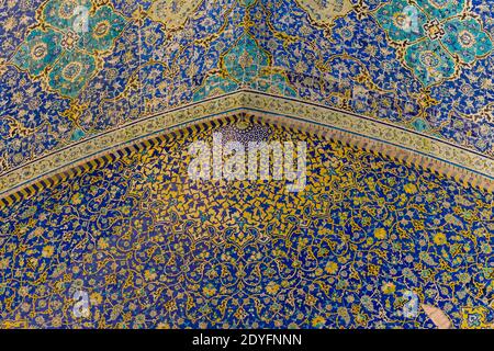 Vue intérieure du dôme élevé recouvert de carreaux polychromes de la mosquée Shah, située sur le côté sud de la place Naqsh-e Jahan Banque D'Images
