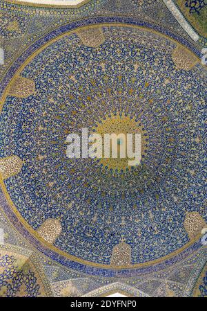 Vue intérieure du dôme élevé recouvert de carreaux polychromes de la mosquée Shah, située sur le côté sud de la place Naqsh-e Jahan Banque D'Images