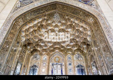 Détails intérieurs de l'intérieur de Chehel Sotoun qui est également Appelé palais des quarante colonnes et construit en 1647 à Esfahan Banque D'Images