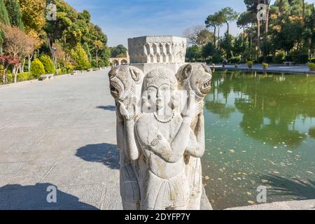 Sculpture en pierre à l'intérieur du palais Chehel Sotoun, également appelé palais des quarante colonnes et construit en 1647 à Esfahan, Iran Banque D'Images