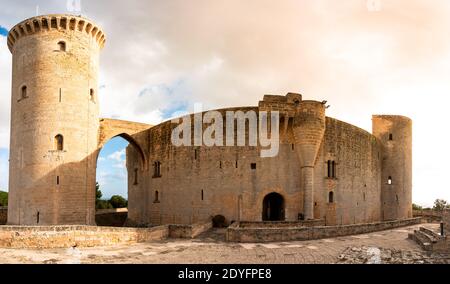 Château de Bellver avec un plan circulaire avec une tour de défense et un fossé sur l'île de Majorque, Espagne. Bâtiment historique Banque D'Images