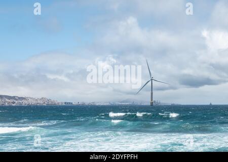 Éolienne produisant de l'électricité en mer à Gran Canaria, îles canaries, Espagne. Concept d'énergie renouvelable. Banque D'Images