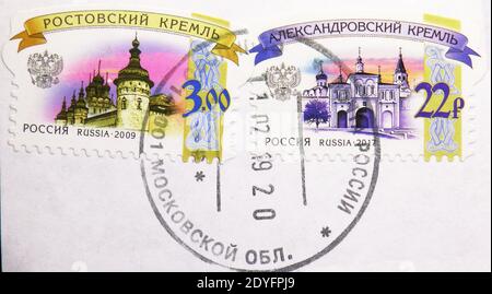 MOSCOU, RUSSIE - 19 JUIN 2019 : deux timbres-poste imprimés en Russie montrent Rostov Kremlin (2009) et Aleksandrovsky Kremlin (2017), 6e rue définitive Banque D'Images