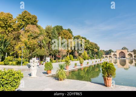 jardin du Palais Chehel Sotoun, également appelé palais des quarante colonnes et construit en 1647 à Esfahan, Iran Banque D'Images