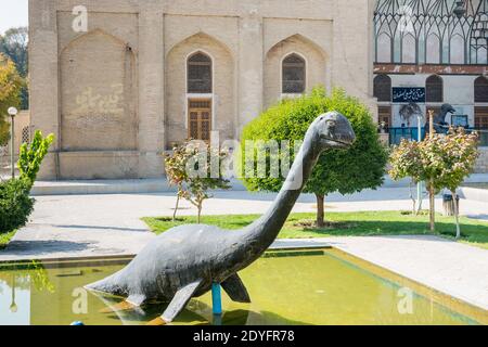 Sculpture en pierre de dinosaure à l'intérieur du musée d'histoire naturelle d'Isfahan, à côté du palais Chehel Sotoun à Esfahan, en Iran Banque D'Images