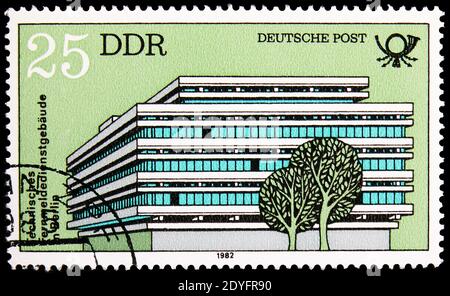 MOSCOU, RUSSIE - 19 JUIN 2019 : timbre-poste imprimé en Allemagne, République démocratique, montre Technical Communications Buildings, Berlin, construit par Deut Banque D'Images