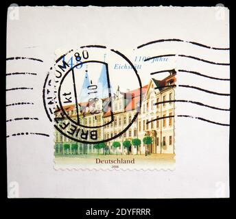 MOSCOU, RUSSIE - 19 JUIN 2019 : timbre-poste imprimé en Allemagne, République fédérale, montre la place de la résidence et la cathédrale, Eichstatt, série, vers 2008 Banque D'Images