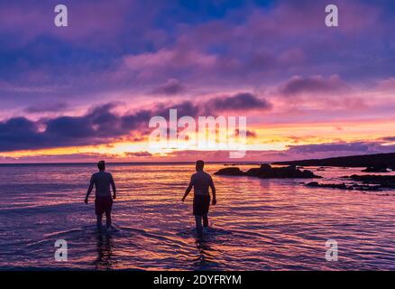 Myrtleville, Cork, Irlande. 26 décembre 2020. William Harvey et Peter Kiely, de Ballinlough, vont nager tôt le matin à l'aube le jour de St. Stephe à Myrtleville, Co. Cork, Irlande. - crédit; David Creedon / Alamy Live News Banque D'Images