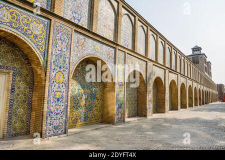 Mur de mosaïque en céramique d'époque colorée sur l'édifice du Soleil (Shams ol Emareh) du Palais royal du Golestan à Téhéran, en Iran, qui est une UNESCO Banque D'Images