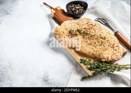 Weiner Schnitzel allemand, cru et fait maison. Arrière-plan gris. Vue de dessus. Copier l'espace Banque D'Images